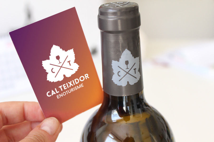 Disseny gràfic imatge corporativa Cal Teixidor Enoturisme branding targeta packaging ampolla penedès Disseny gràfic ampolla i targeta Cal Teixidor Enoturisme Vilafranca penedes